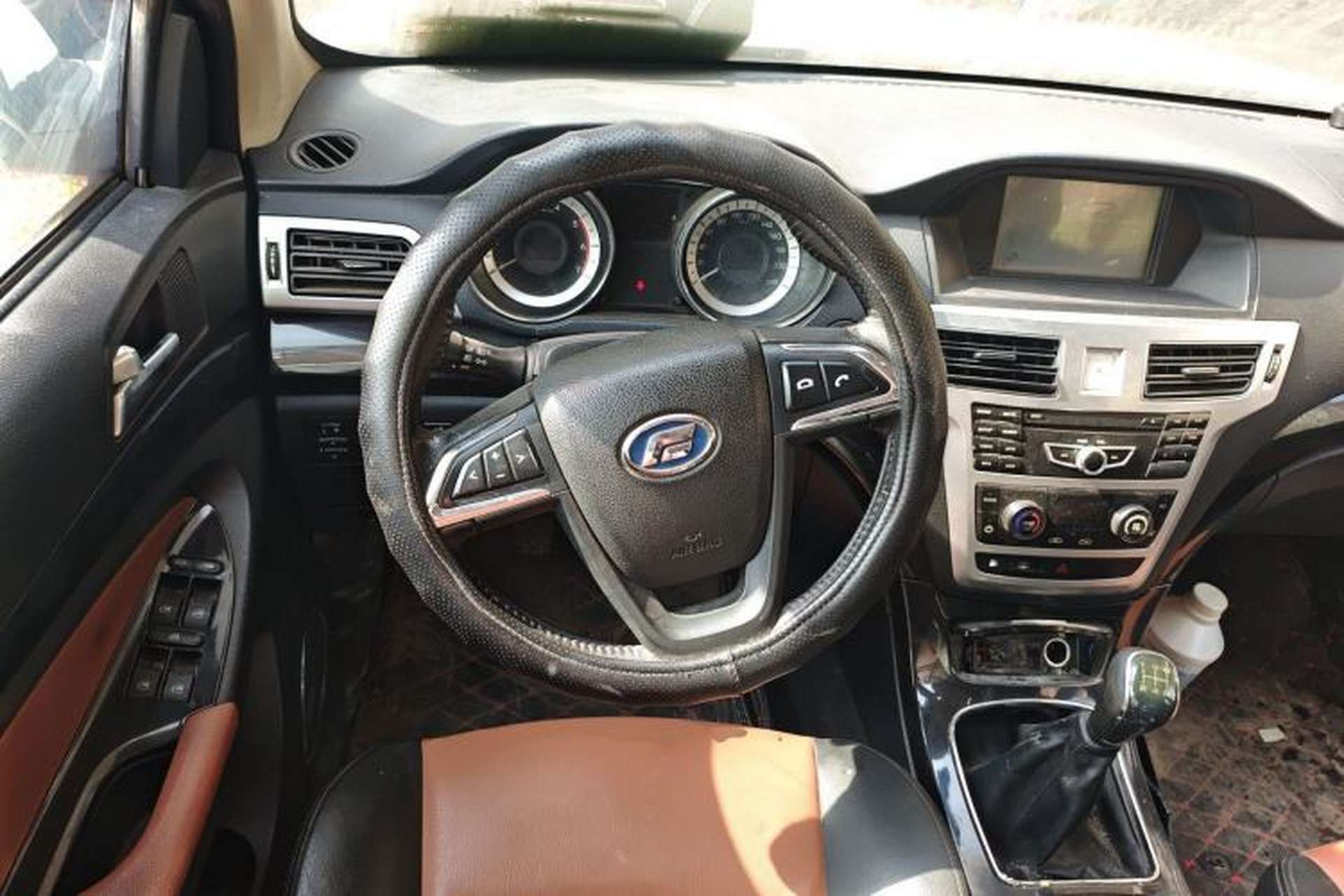 Used Foday Landfort 2015 2.4L Gasoline Two-Wheel Drive Luxury Edition 7 Seats Steering Wheel