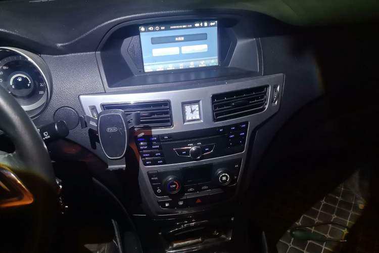 Used Foday Landfort 2015 1.9T Diesel Two-Wheel Drive Standard Edition 7 Seats Audio And AC Panel