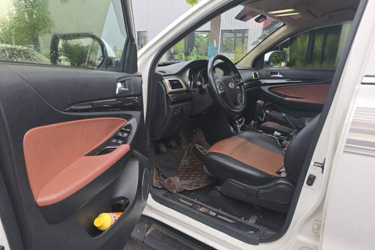 Used Foday Landfort 2015 2.4L Gasoline Two-Wheel Drive Standard Edition 7-Seater Driver Seat