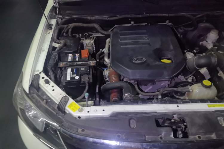 Used Foday Landfort 2015 1.9T Diesel Two-Wheel Drive Standard Edition 7 Seats Engine Bay Right