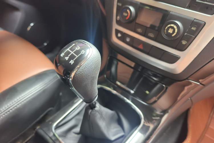Used Foday Landfort 2015 1.9T Diesel Two-Wheel Drive Standard Edition 7 Seats Gear Lever