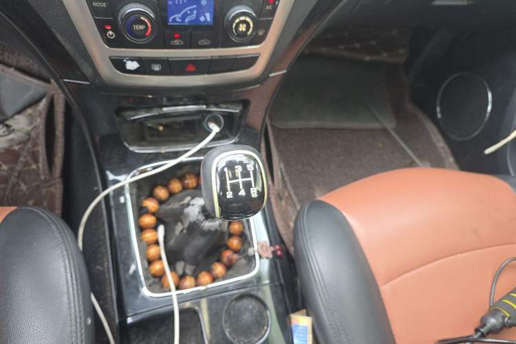 Used Foday Landfort 2015 2.4L Gasoline Two-Wheel Drive Standard Edition 7-Seater Gear Lever