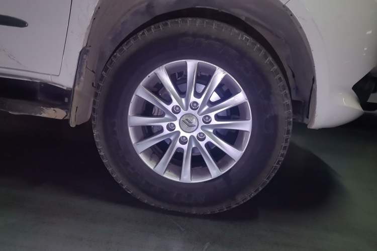 Used Foday Landfort 2015 1.9T Diesel Two-Wheel Drive Standard Edition 7 Seats Right Front Wheel Hub