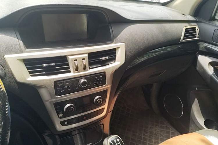Used Foday Landfort 2016 2.4L Gasoline Two-Wheel Drive Elite Edition 5 Seats Audio And AC Panel