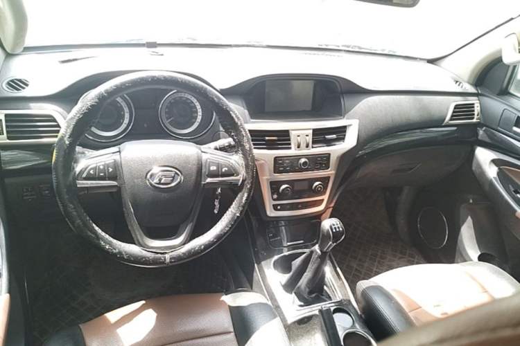 Used Foday Landfort 2016 2.4L Gasoline Two-Wheel Drive Elite Edition 5 Seats Steering Wheel