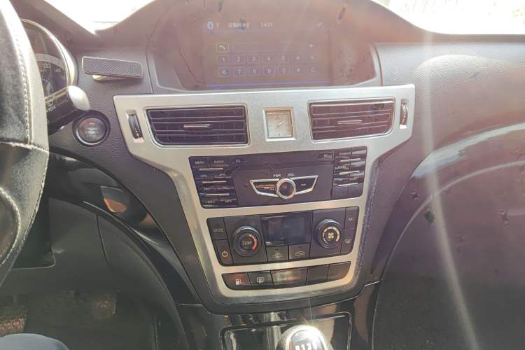 Used Foday Landfort 2017 1.9T Diesel Manual Two-Wheel Drive Flagship Edition 7 Seats Audio And AC Panel