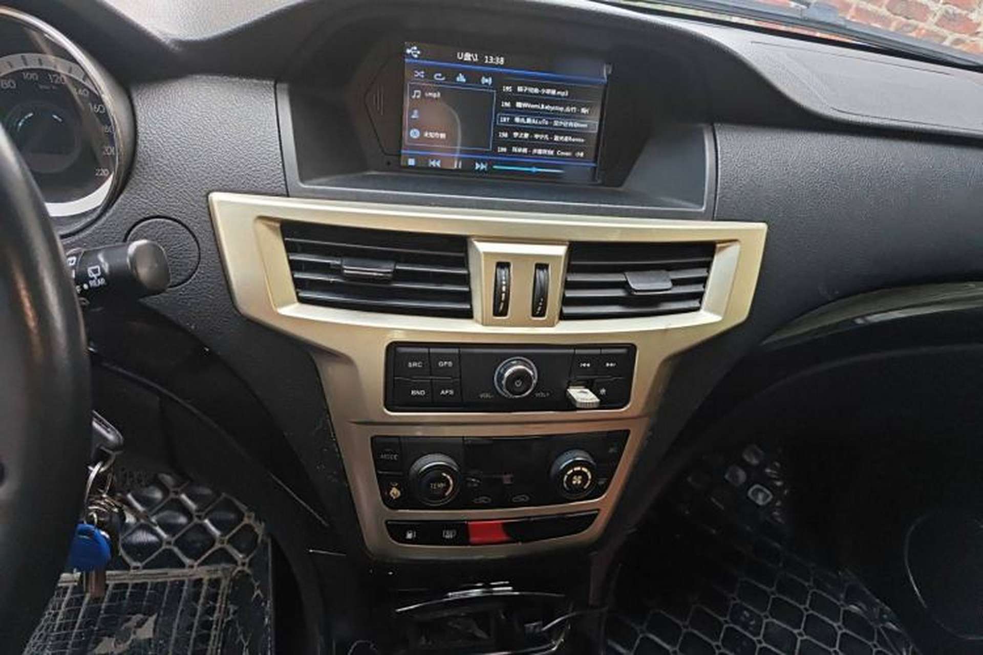 Used Foday Landfort 2017 1.9T Diesel Manual Two-Wheel Drive Luxury Edition 7 Seats Audio And AC Panel
