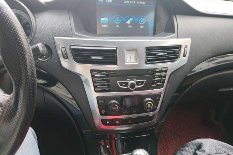 Used Foday Landfort 2017 1.9T Diesel Manual Two-Wheel Drive Flagship Edition 7 Seats Audio And AC Panel