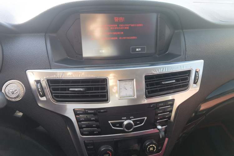 Used Foday Landfort 2017 1.9T Diesel Manual Two-Wheel Drive Flagship Edition 7 Seats Audio And AC Panel