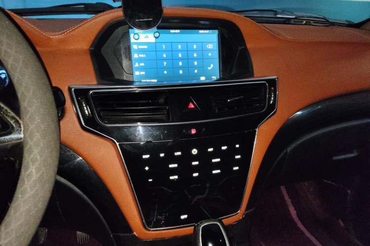 Used Foday Landfort 2018 1.9T Diesel Automatic 2WD Flagship 7-Seater Audio And AC Panel