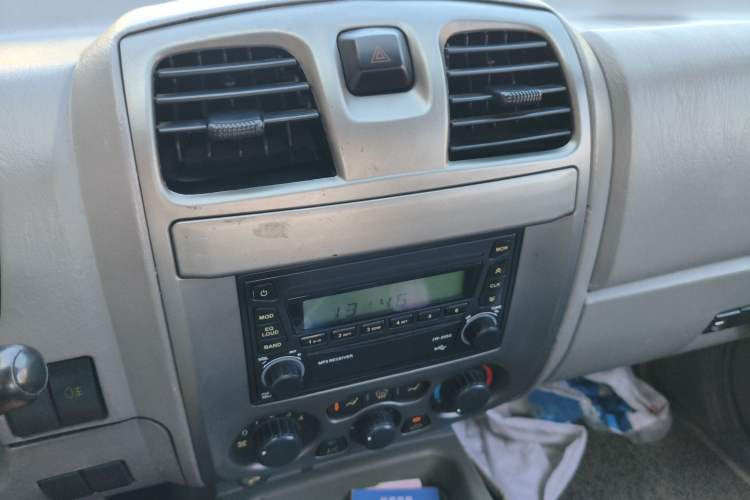 Used Foday Lion 2012 2.0T Two-Wheel-Drive Standard Version Audio And AC Panel
