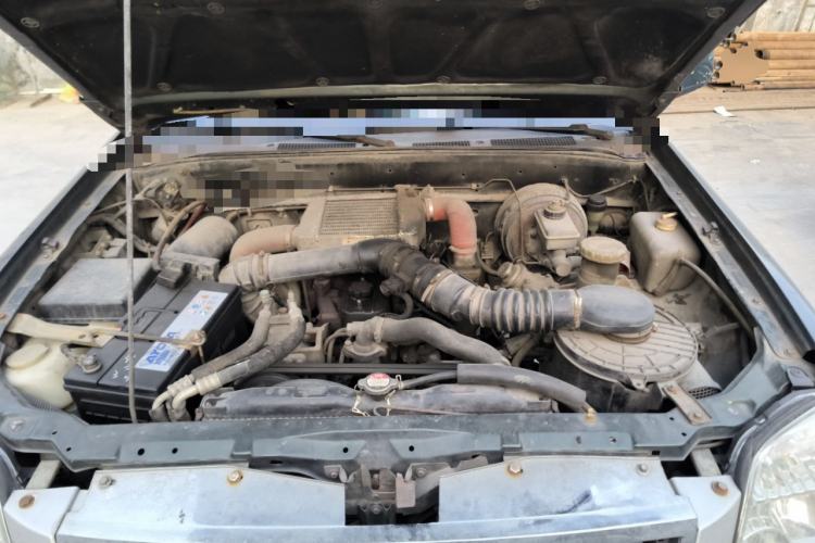 Used Foday Lion 2012 2.0T Two-Wheel-Drive Standard Version Engine Bay