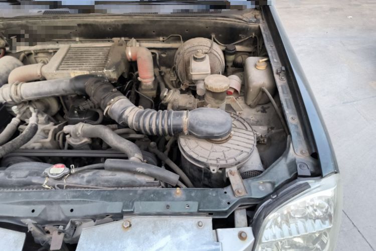 Used Foday Lion 2012 2.0T Two-Wheel-Drive Standard Version Engine Bay Left