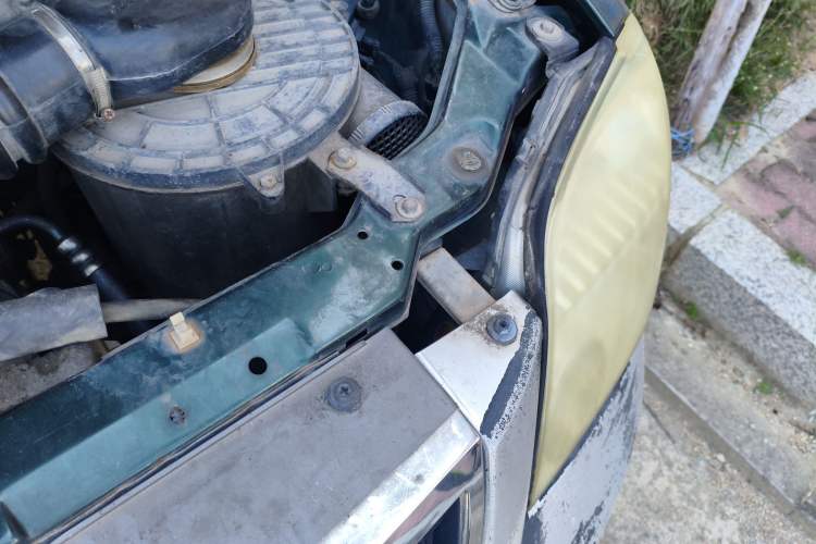 Used Foday Lion 2012 2.0T Two-Wheel-Drive Standard Version Engine Bay Left