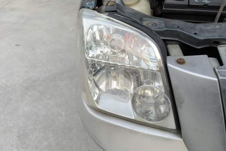 Used Foday Lion 2012 2.0T Two-Wheel-Drive Standard Version Right Front Headlight