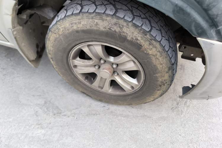 Used Foday Lion 2012 2.0T Two-Wheel-Drive Standard Version Right Front Wheel Hub