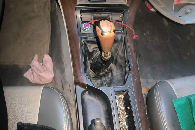 Used Foday Lion F16 2013 2.4L Gasoline Two-Wheel Drive Luxury Extended Version 4G64S4N Gear Lever