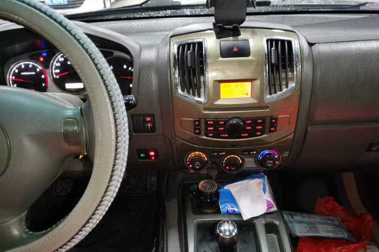 Used Foday Lion F16 2013 2.0T Diesel Two-Wheel Drive Entry-Level 4F20TC1 Audio And AC Panel