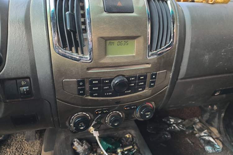 Used Foday Lion F16 2013 2.8T Diesel Two-Wheel-Drive Luxury Version CA4D28C4-1 Audio And AC Panel