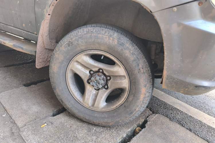 Used Foday Lion F16 2013 2.8T Diesel Two-Wheel-Drive Luxury Version CA4D28C4-1 Right Front Wheel Hub