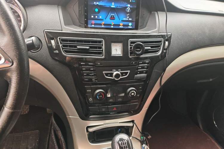 Used Foday Lion F22 2017 1.9T Four-Wheel Drive Diesel China V Emission Standard Flagship Extended Version D19TCIE2 Audio And AC Panel