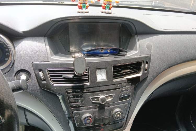 Used Foday Lion F22 2017 1.9T Two-Wheel Drive Diesel China V Flagship Extended Version D19TCIE2 Audio And AC Panel
