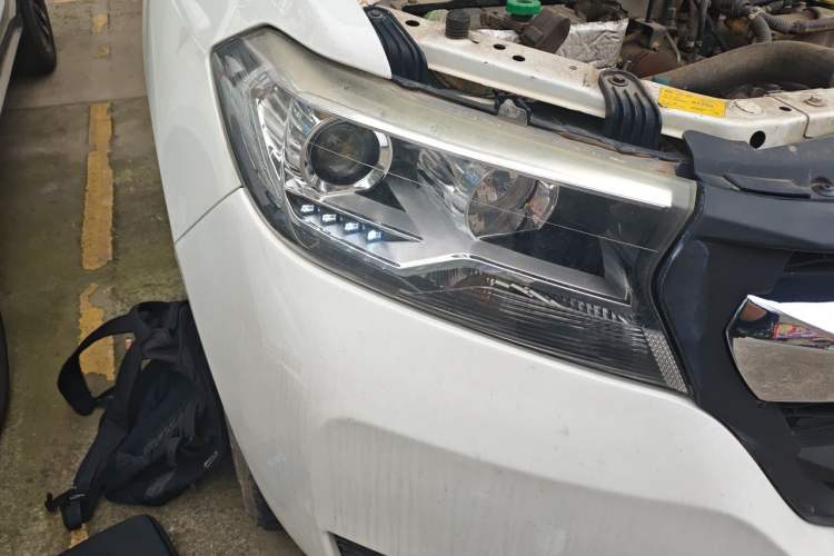 Used Foday Lion F22 2017 1.9T Four-Wheel Drive Diesel China V Emission Standard Flagship Extended Version D19TCIE2 Right Front Headlight