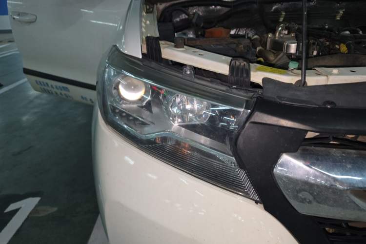 Used Foday Lion F22 2017 1.9T Two-Wheel Drive Diesel China V Emission Standard Advanced Long-Wheelbase Version D19TCIE2 Right Front Headlight