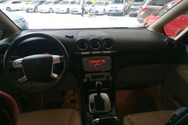 Used Ford 2008 2.3L 7-Seater Luxury Version Center Console