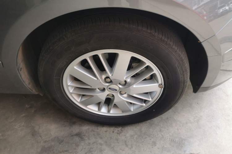 Used Ford 2008 2.3L 7-Seater Luxury Version Right Front Wheel Hub