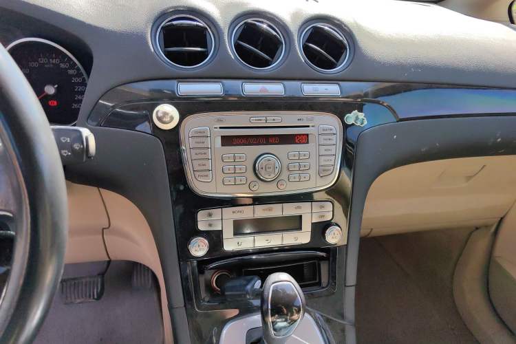 Used Ford 2008 2.3L 7-Seater Luxury Version Audio And AC Panel