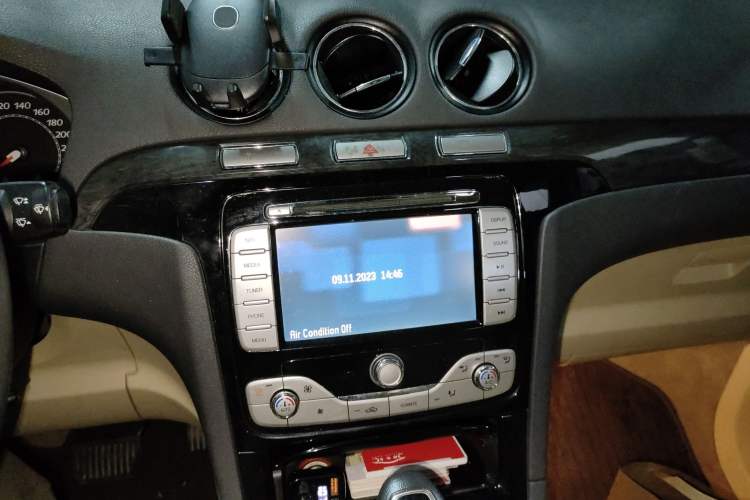 Used Ford 2008 2.3L 7-Seater Luxury Version Audio And AC Panel