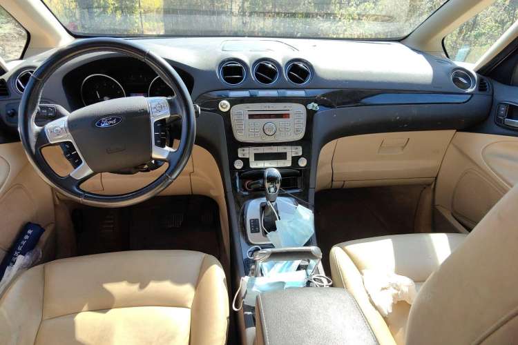 Used Ford 2008 2.3L 7-Seater Luxury Version Center Console