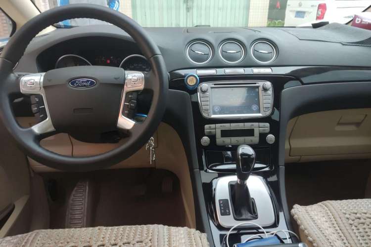 Used Ford 2008 2.3L 7-Seater Luxury Version Center Console