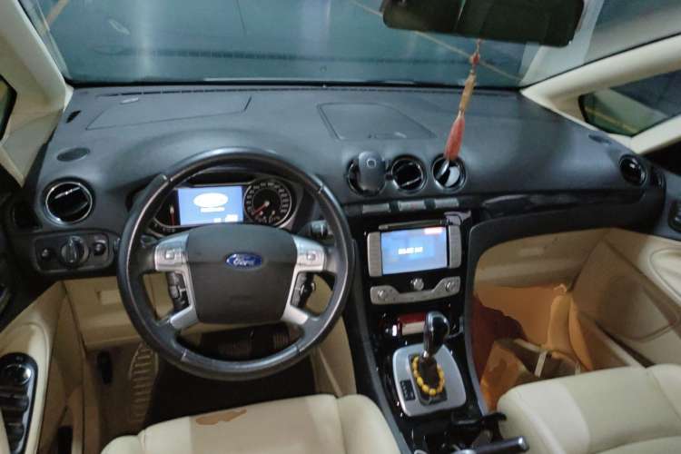 Used Ford 2008 2.3L 7-Seater Luxury Version Center Console