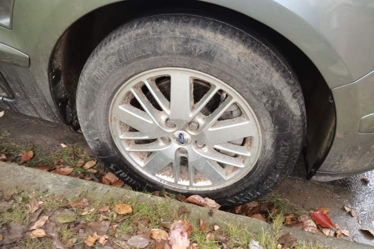 Used Ford 2008 2.3L 7-Seater Luxury Version Right Front Wheel Hub