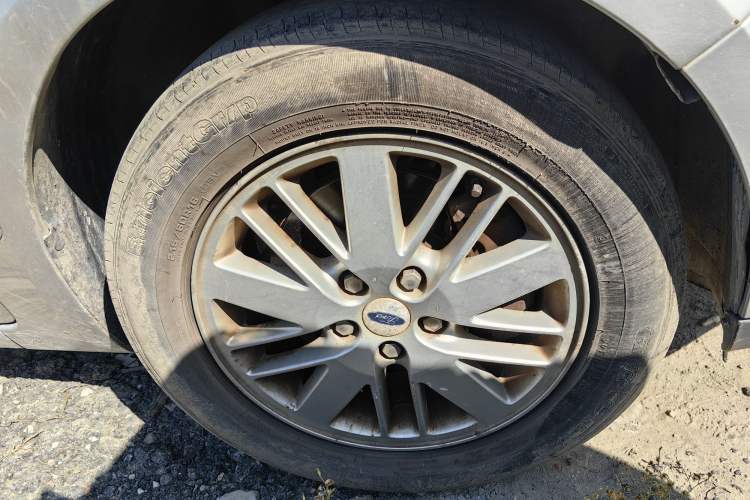 Used Ford 2008 2.3L 7-Seater Luxury Version Right Front Wheel Hub