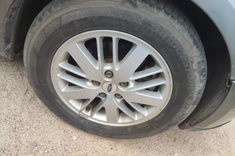 Used Ford 2008 2.3L 7-Seater Luxury Version Right Front Wheel Hub