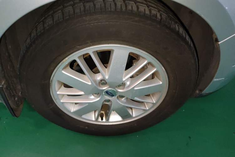 Used Ford 2008 2.3L 7-Seater Luxury Version Right Front Wheel Hub
