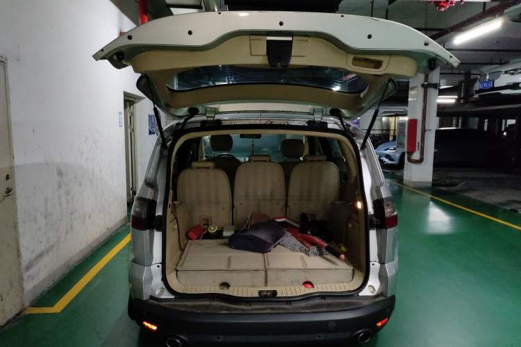 Used Ford 2008 2.3L 7-Seater Luxury Version Trunk