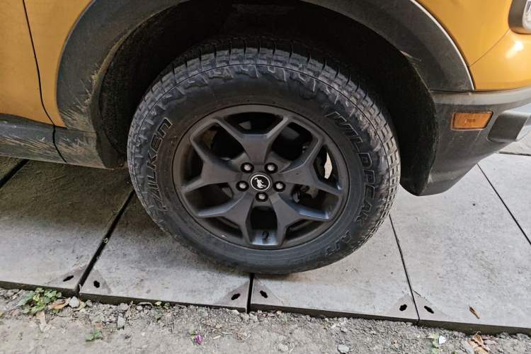 Used Ford Bronco  Right Front Wheel Hub
