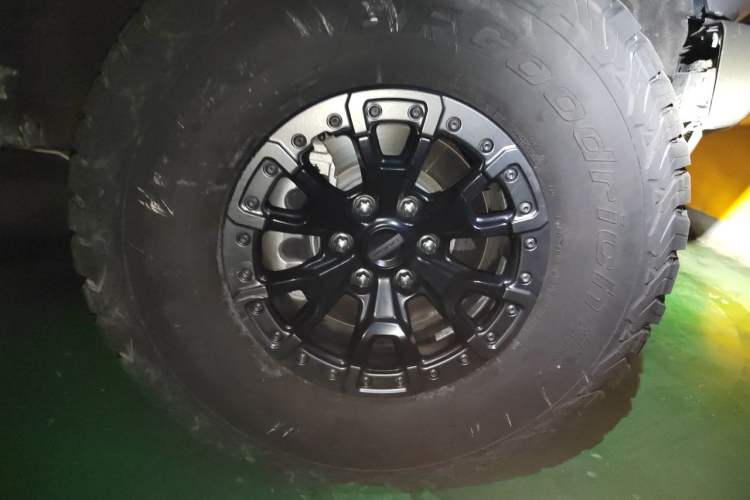 Used Ford Bronco  Right Front Wheel Hub