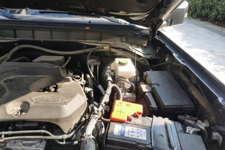 Used Ford Bronco 2024 2.3T Long Beach Engine Bay Left
