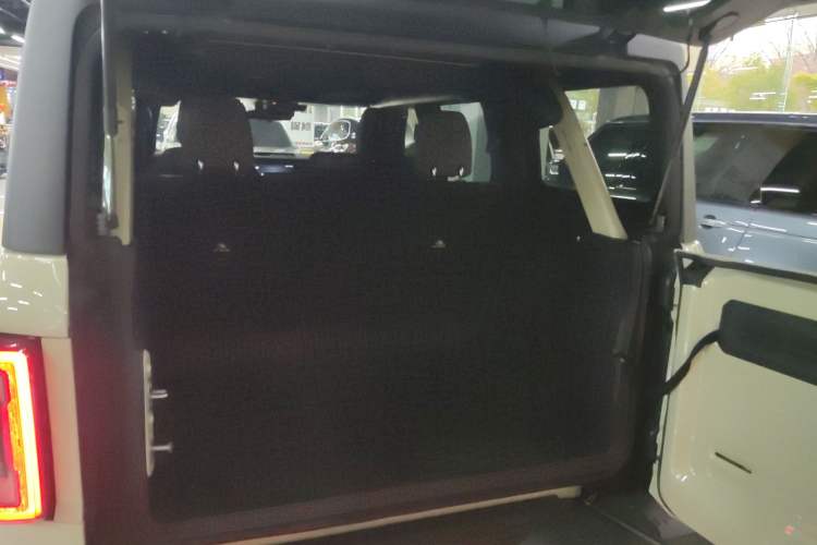 Used Ford Bronco 2024 2.3T Diamond Edition Trunk