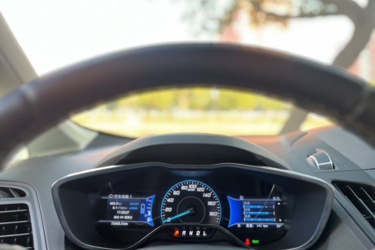 Used Ford C-MAX 2017 2.0L Energi (Imported) Odometer Close Up