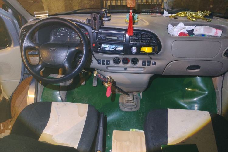 Used Ford Classic Transit 2009 2.8T Diesel Standard Version Short Wheelbase Mid-Roof JX493ZLQ3 Center Console