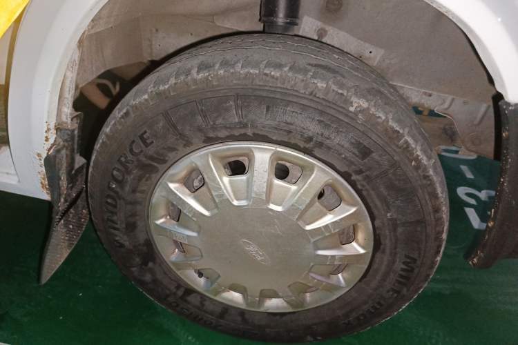 Used Ford Classic Transit 2009 2.4L Gasoline Standard Version Short Wheelbase Mid-Roof 4G64S4N Right Front Wheel Hub