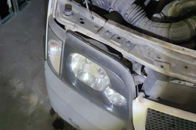 Used Ford Classic Transit 2013 2.8T Refurbished Diesel Ice-White Logistics Vehicle Long Wheelbase Mid-Roof Model JX493ZLQ4 Right Front Headlight