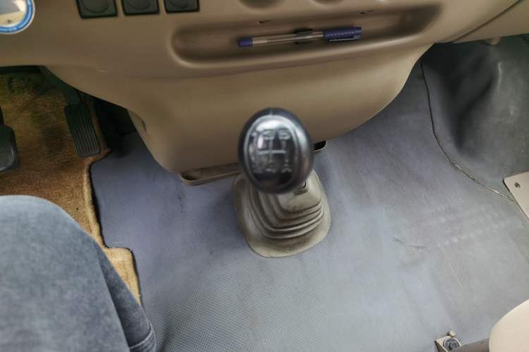 Used Ford Classic Transit 2013 2.8T Revised Diesel Standard Version with Short Wheelbase and Mid-Roof – JX493ZLQ4 Gear Lever