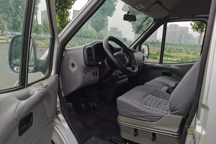 Used Ford Classic Transit 2013 2.8T Refurbished Diesel Ice-White Logistics Vehicle Long Wheelbase Mid-Roof Model JX493ZLQ4 Interior 1